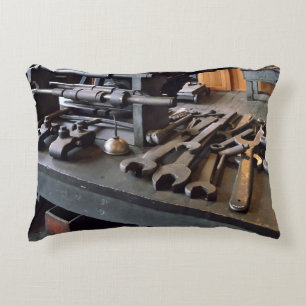 Coussins Décoratifs Clés et burette d'huile dans un atelier d'usinage