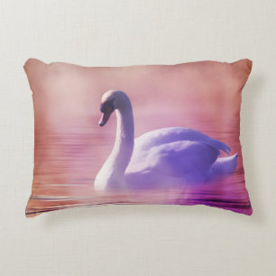 Coussins Décoratifs Cygne blanc flottant sur un lac brumeux