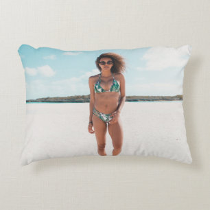 Coussins Décoratifs Femme en bikini debout sur le sable