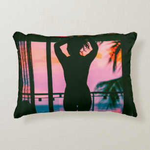 COUSSINS DÉCORATIFS FEMME EN DÉBARDEUR NOIR ET PANTOUFLES SUR BLAC