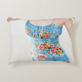 Coussins Décoratifs Femme vêtue de rompers à fleurs bleues et de casqu