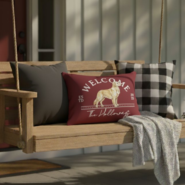 Coussins Décoratifs Golden Retriever Custom Nom de famille Bienvenue (Welcome guests to your home with this Golden Retriever Custom Family Name Welcome Throw Pillow!)