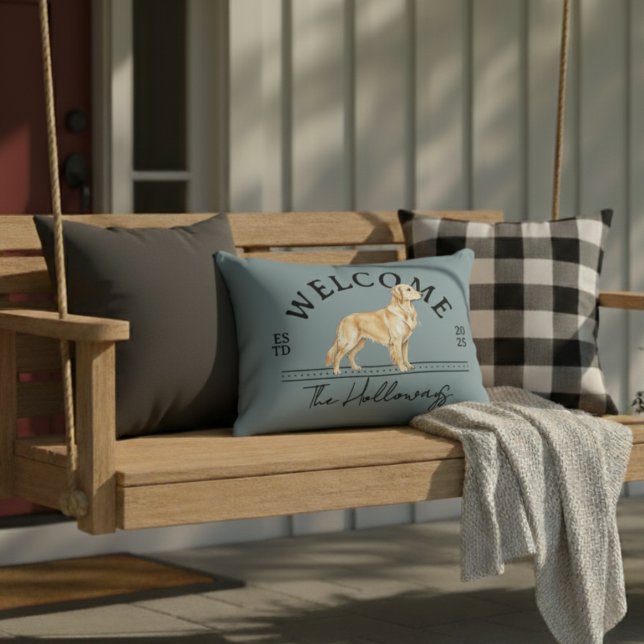 Coussins Décoratifs Golden Retriever Custom Nom de famille Bienvenue (Welcome guests to your home with this Golden Retriever Custom Family Name Welcome Throw Pillow!)