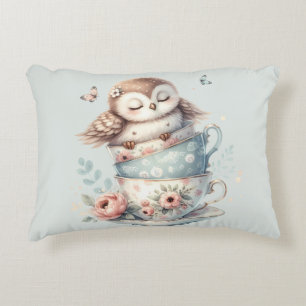 Coussins Décoratifs Hibou endormi dans des tasses à thé florales empil