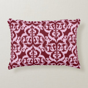 Coussins Décoratifs Ikat Moorish Damask - bordeaux et rose.