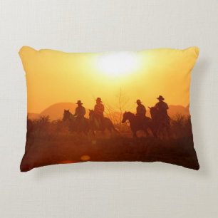 Coussins Décoratifs La silhouette du cavalier en costume de cowboy w