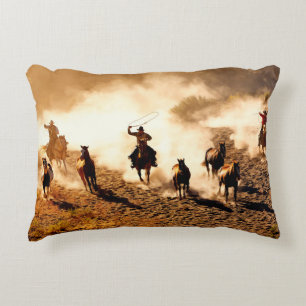 Coussins Décoratifs Les cow-boys à la recherche de chevaux sauvages. l