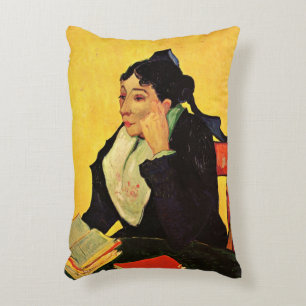 Coussins Décoratifs Madame Ginoux avec des livres par Vincent van Gogh