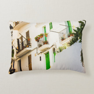 COUSSINS DÉCORATIFS MOTO NOIR PRÈS DU BÂTIMENT DE MUR BLANC À DAYTI