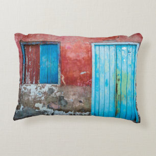 Coussins Décoratifs Mur, porte et fenêtre rouge, bleu et gris