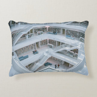 COUSSINS DÉCORATIFS PERSONNES MARCHANT À L'INTÉRIEUR DE LA BIBLIOTHÈQU