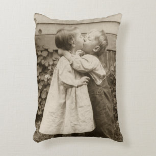 Coussins Décoratifs Photo d'amour vintage d'enfants s'embrassant dans