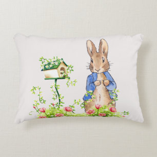 Coussins Décoratifs Pierre le lapin dans son jardin