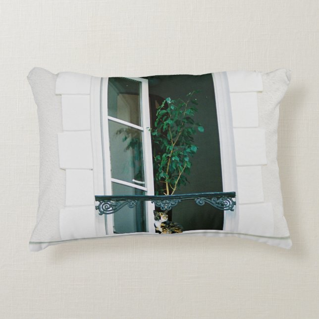 COUSSINS DÉCORATIFS PLANTE VERT SUR FENÊTRE BLANCHE (Devant)