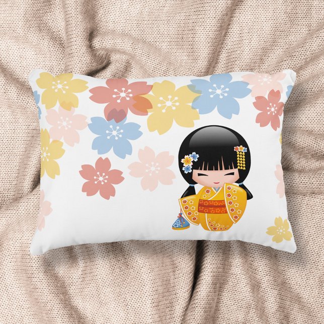 Coussins Décoratifs Poupée d'été Kokeshi - Kimono Jaune Geisha Girl (Créateur téléchargé)