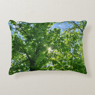 Coussins Décoratifs Regardant vers les feuilles vertes et le ciel bleu