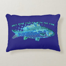 Seulement les poissons morts vont de pair avec