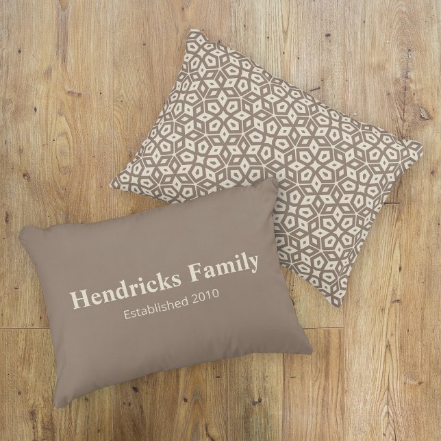 Coussins Décoratifs Taupe Nom de famille "Établi" avec Motif arrière (Front and Back)