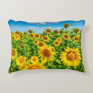 Coussins Décoratifs Terrain de tournesol en été par temps ensoleillé.