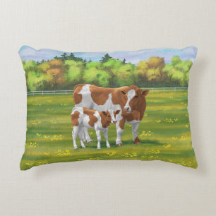 Coussins Décoratifs Vache de Guernesey et veau mignon dans les pâturag