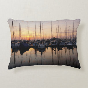 Coussins Décoratifs Voiliers dans un port avec un contre-jour.