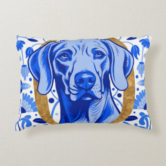 Coussins Décoratifs Weimaraner regardant à travers la lettre "O" en or