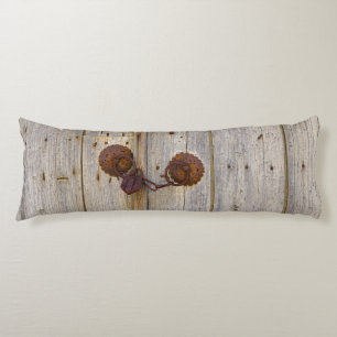 Coussins Longs Cadenas en fer vintage rouillé sur une porte en bo