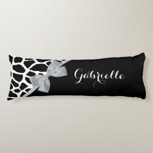 Coussins Longs Chic Black White Giraffe Imprimer Bow et nom en ar