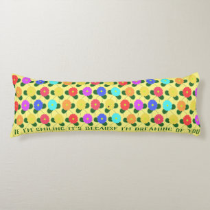 Coussins Longs Fleurs ludiques sur citron