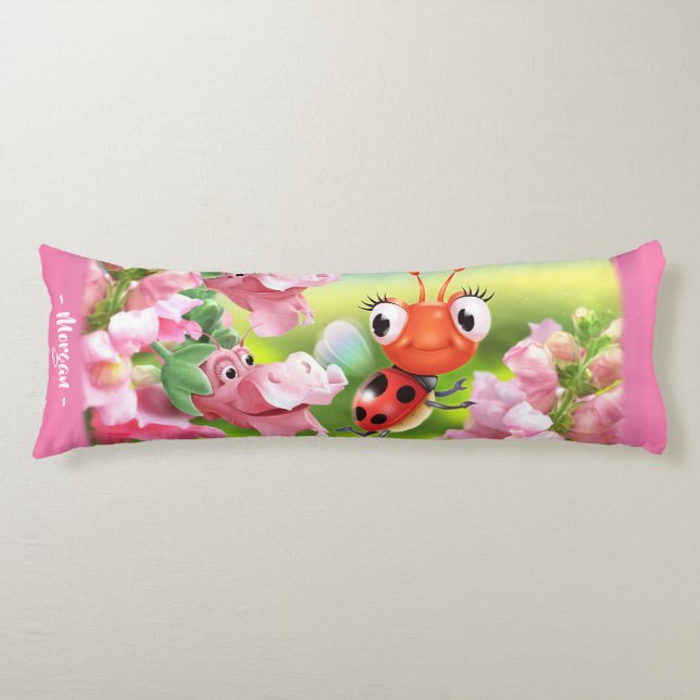 Coussins Longs Ladybug dans le jardin fleuri. Pink Giant personna (Devant)