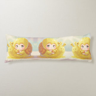 Coussins Longs L'escargot et la magie des couronnes de fleurs.1