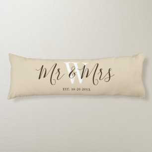Coussins Longs M. et Mme Beige Script Newlyweds Monogrammed