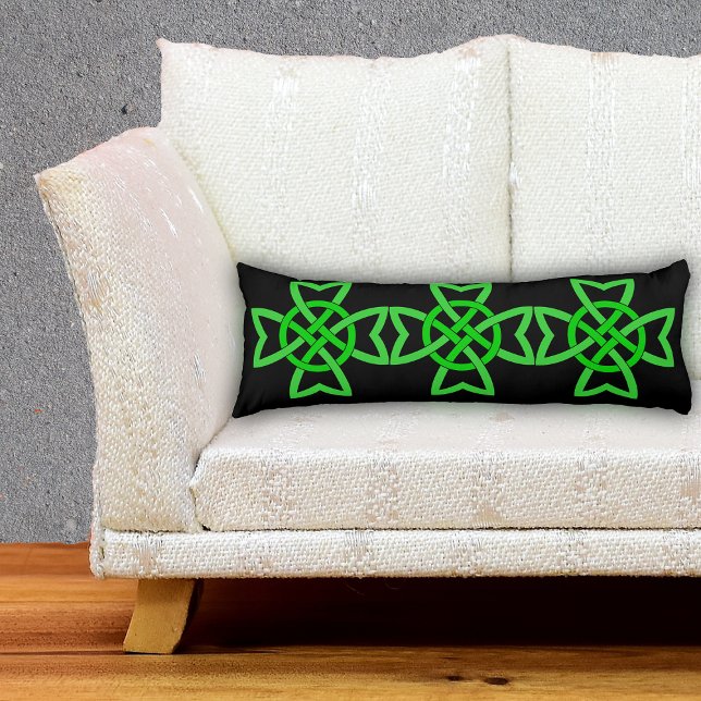 Coussins Longs Noeud celtique vert irlandais (Bright green Irish Celtic knots on black decorative pillow.)