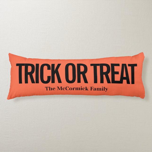 Coussins Longs Orange Et Noir Trou Ou Traiter Nom De Famille (Devant)