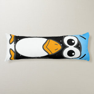 Coussins Longs Pingouin mignon dans la neige avec le ciel bleu