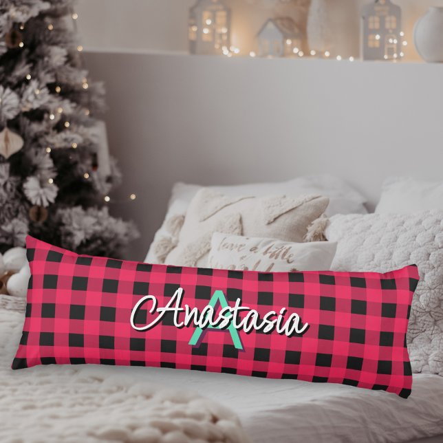 Coussins Longs Rouge Noir Rustique Buffalo Check Plaid Monogramme (A monogrammed body pillow in red and black buffalo check)