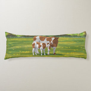Coussins Longs Vache de Guernesey et veau mignon dans les pâturag
