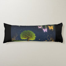 Willow Tree de nuit avec papillons et lucioles