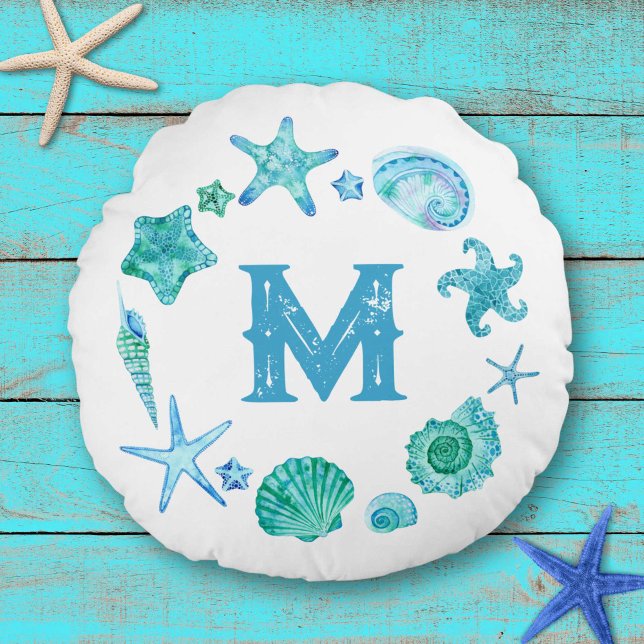 Coussins Ronds Aquarelle Coques de mer et Starfish Monogramme (Watercolor Sea Shells and Starfish Monogrammed Round Pillow)