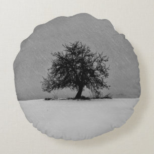 Coussins Ronds Arbre solitaire dans la neige