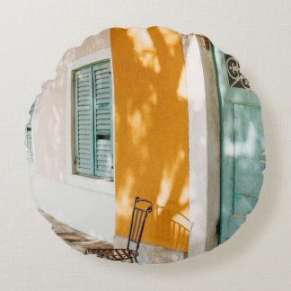 Coussins Ronds Chaise en métal noir près de la porte