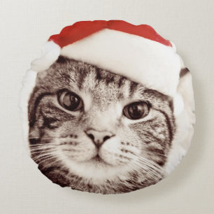 Coussins Ronds Chat tigré domestique utilisant le casquette roug