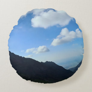 Coussins Ronds Cimes des Carpates sous un ciel bleu – Photographi