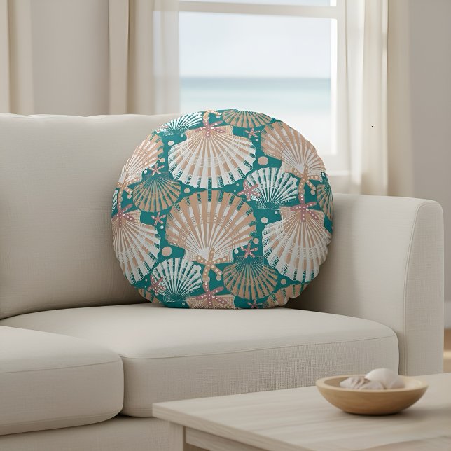 Coussins Ronds Coquillages côtiers et Starfish (Coastal seashell round pillow with teal and sandy tones for beach house decor.)