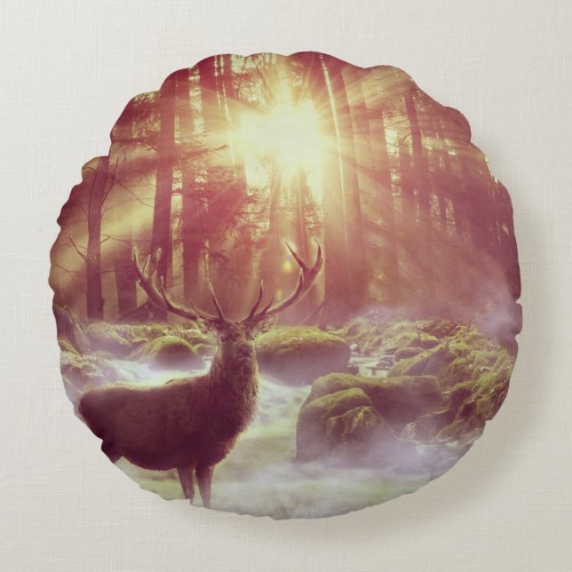 Coussins Ronds Deer mâle dans Misty Woods au lever du soleil (Devant)