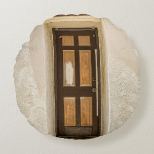 Coussins Ronds FENÊTRE EN BOIS Brown SUR MUR BLANC EN BÉTON