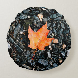 Coussins Ronds Feuille d'automne orange sur rochers noirs