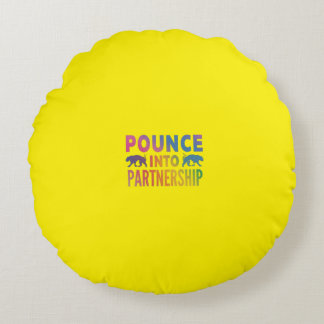 Coussins Ronds Impression mot multicouleur "Pounce in Partnership