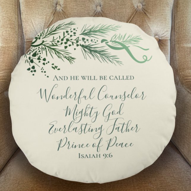 Coussins Ronds Isaïe 9:6 Personnalisé Pin moderne cadeau de Noël (Isaiah 9:6 Christian faith Bible verse in Sage elegant script. Personalized back with pine and bows.)