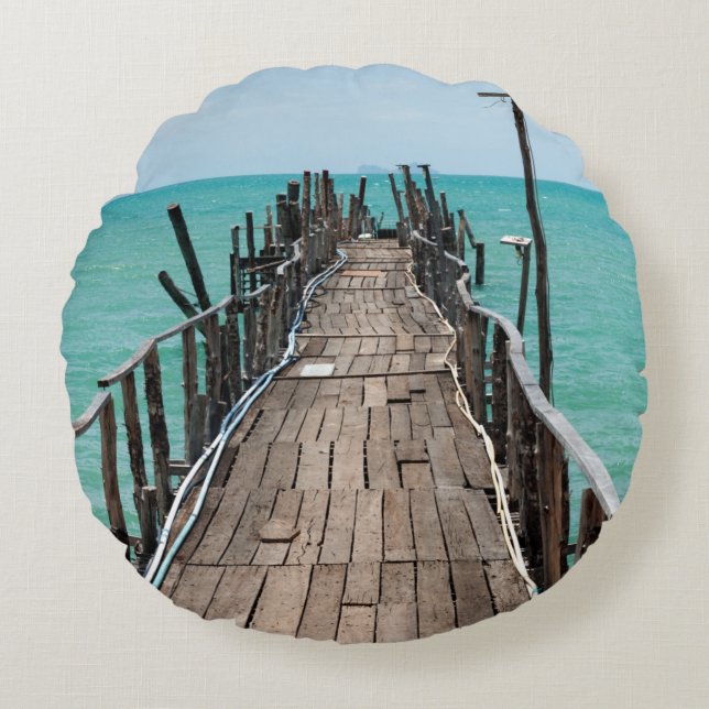 Coussins Ronds Joli pont en bois avec arrière - plan bleu de mer  (Devant)